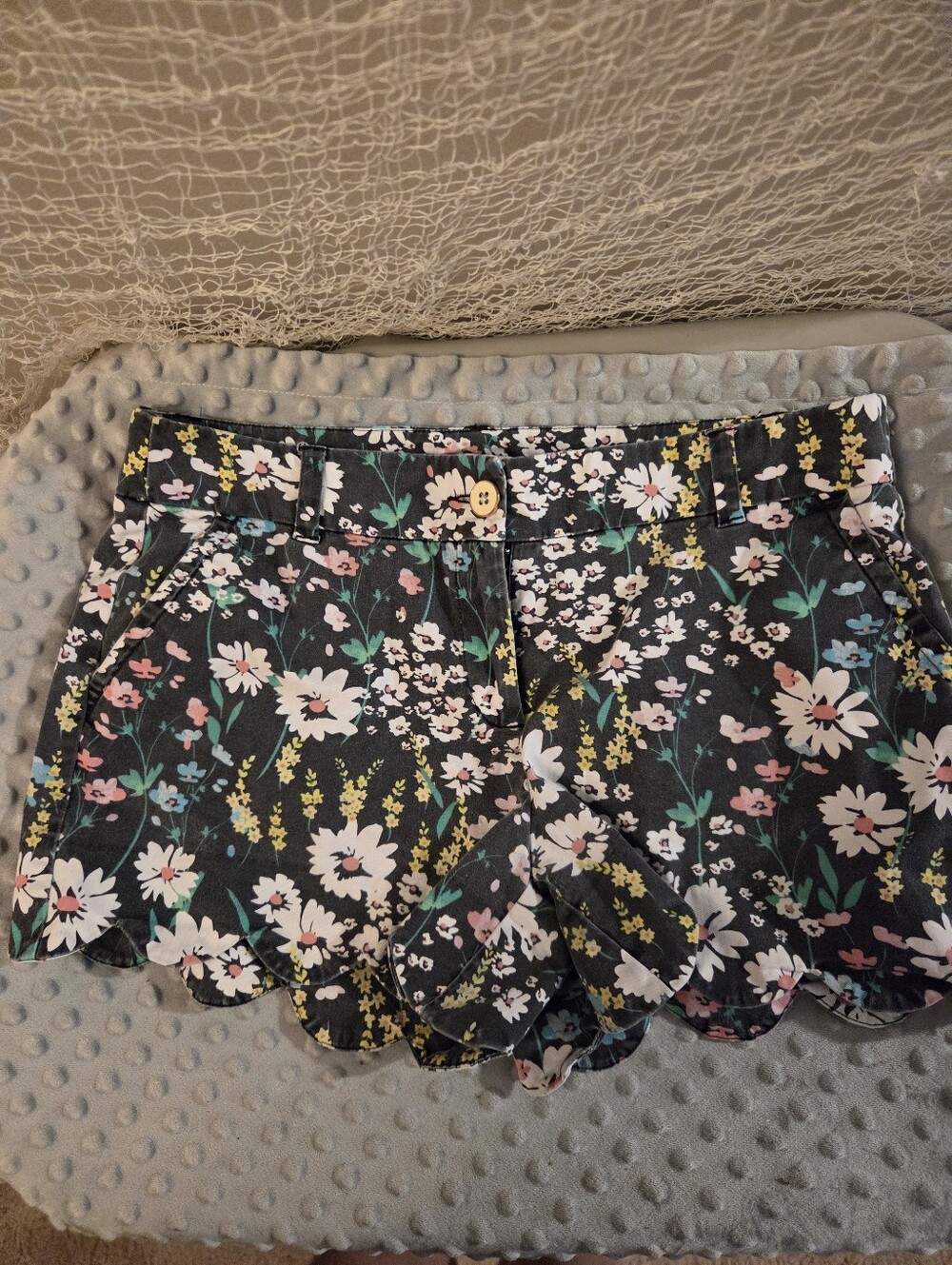 Sweet black floral size 6 crown & ivy scalloped shorts